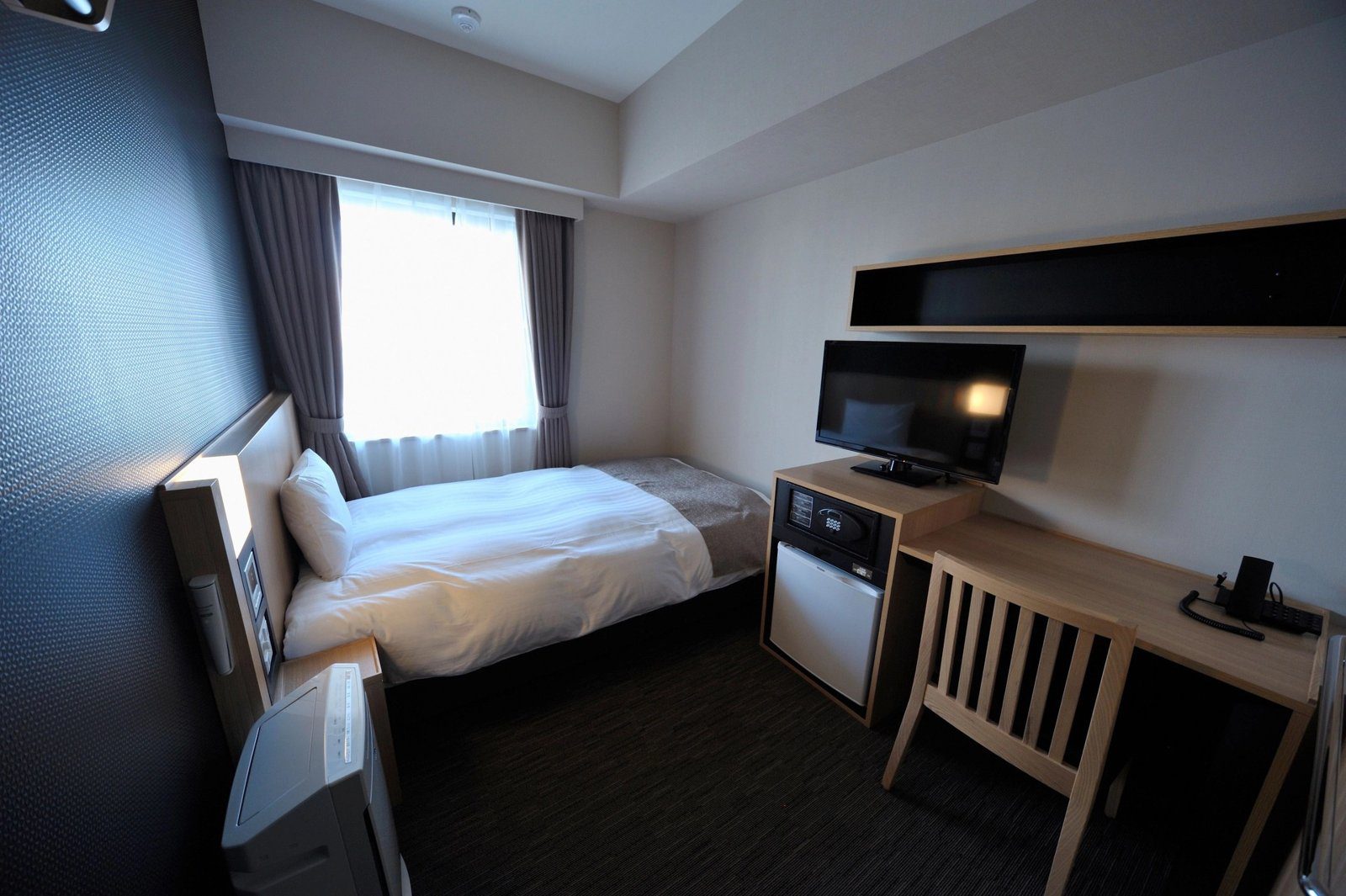 Dormy Inn 上野・御徒町 客房的床鋪、書桌與電視