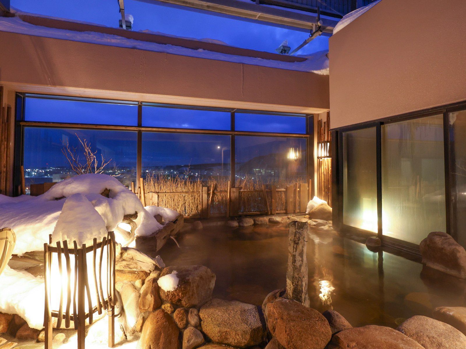 Dormy Inn 稚內 10 樓男湯露天風呂與傍晚的市街