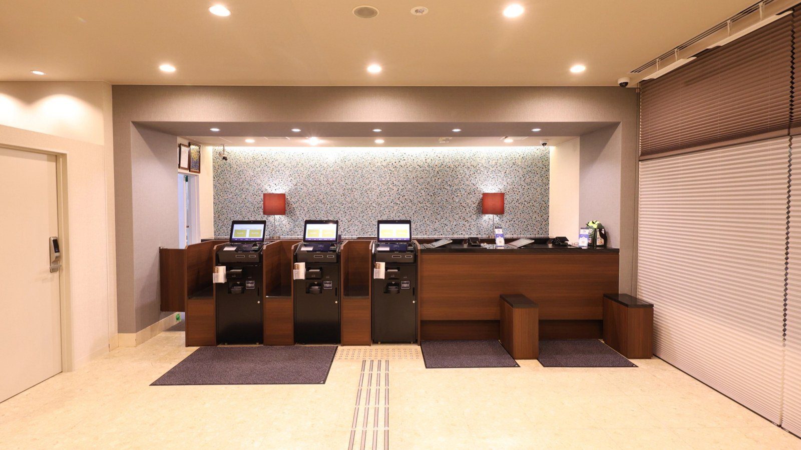 Dormy Inn 稚內 1 樓櫃台與自動入住機