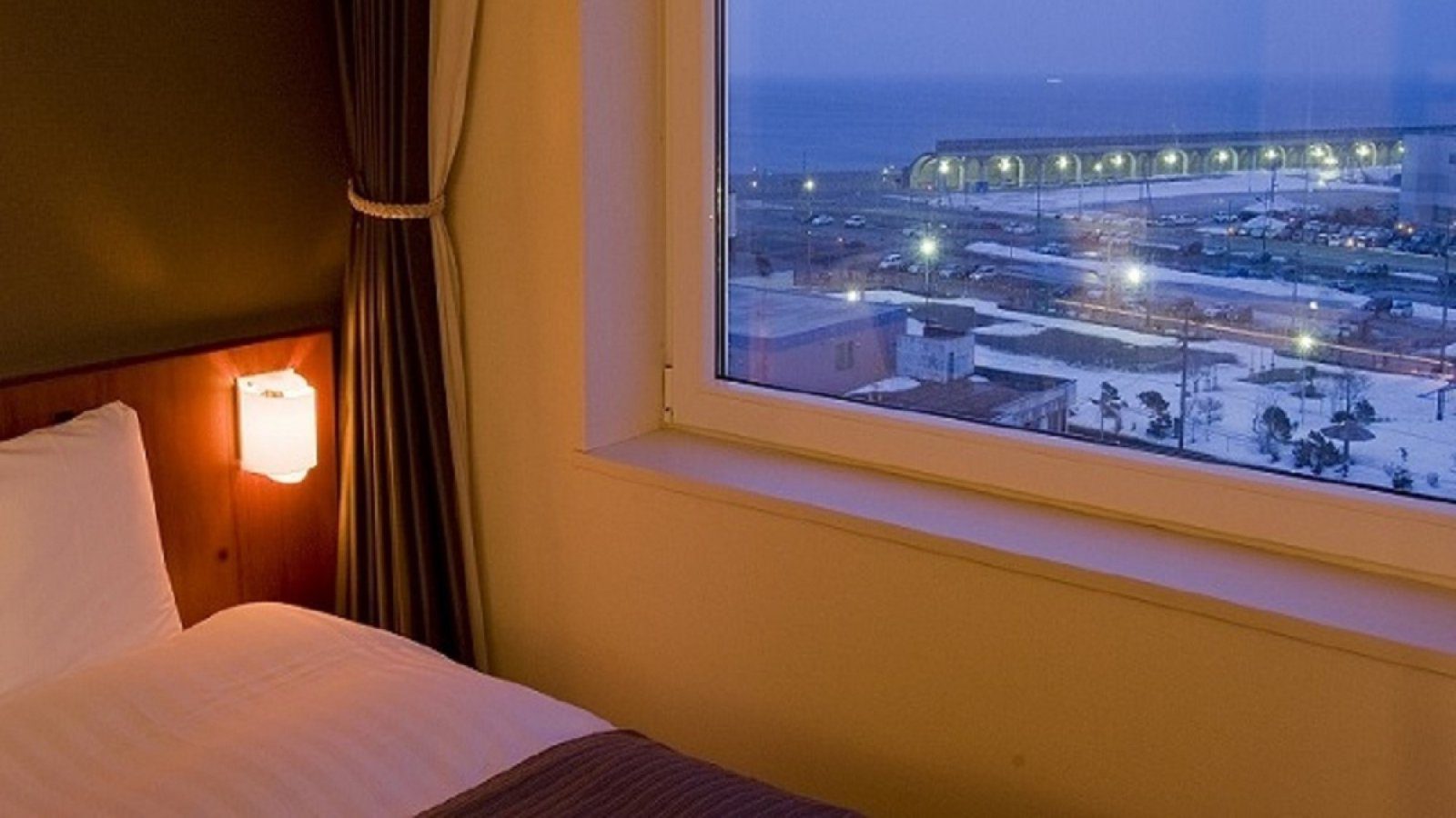 Dormy Inn 稚內 客房窗外的北防波堤圓頂與港區夜景