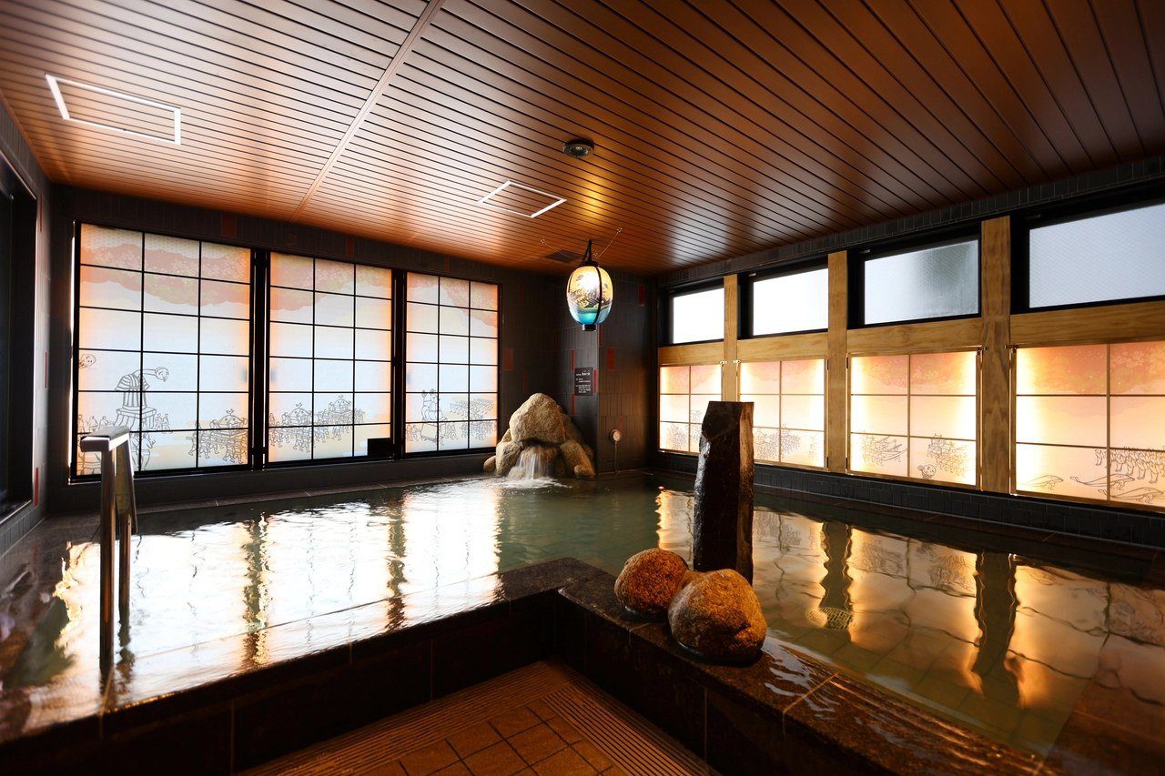 Dormy Inn 四日市 3 樓大浴場的內湯與畫著祭典的窗面