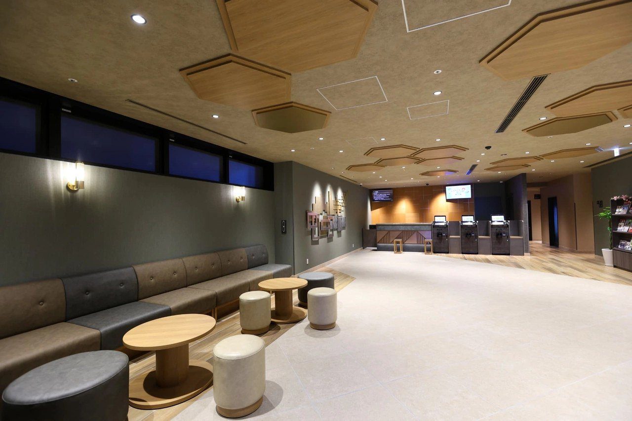 Dormy Inn 四日市 1 樓大廳的座位區與櫃台