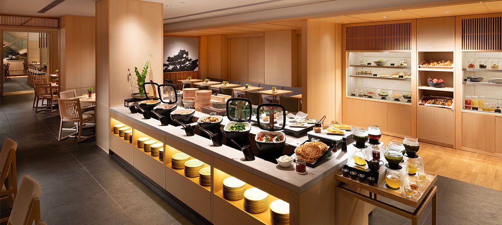 京都東山希爾頓逸林酒店 木質餐檯的 OPEN 早餐自助區