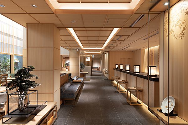 京都東山希爾頓逸林酒店 木格與盆景點綴的大廳