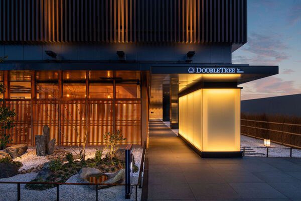 京都站希爾頓逸林酒店 點燈的飯店入口與庭石造景