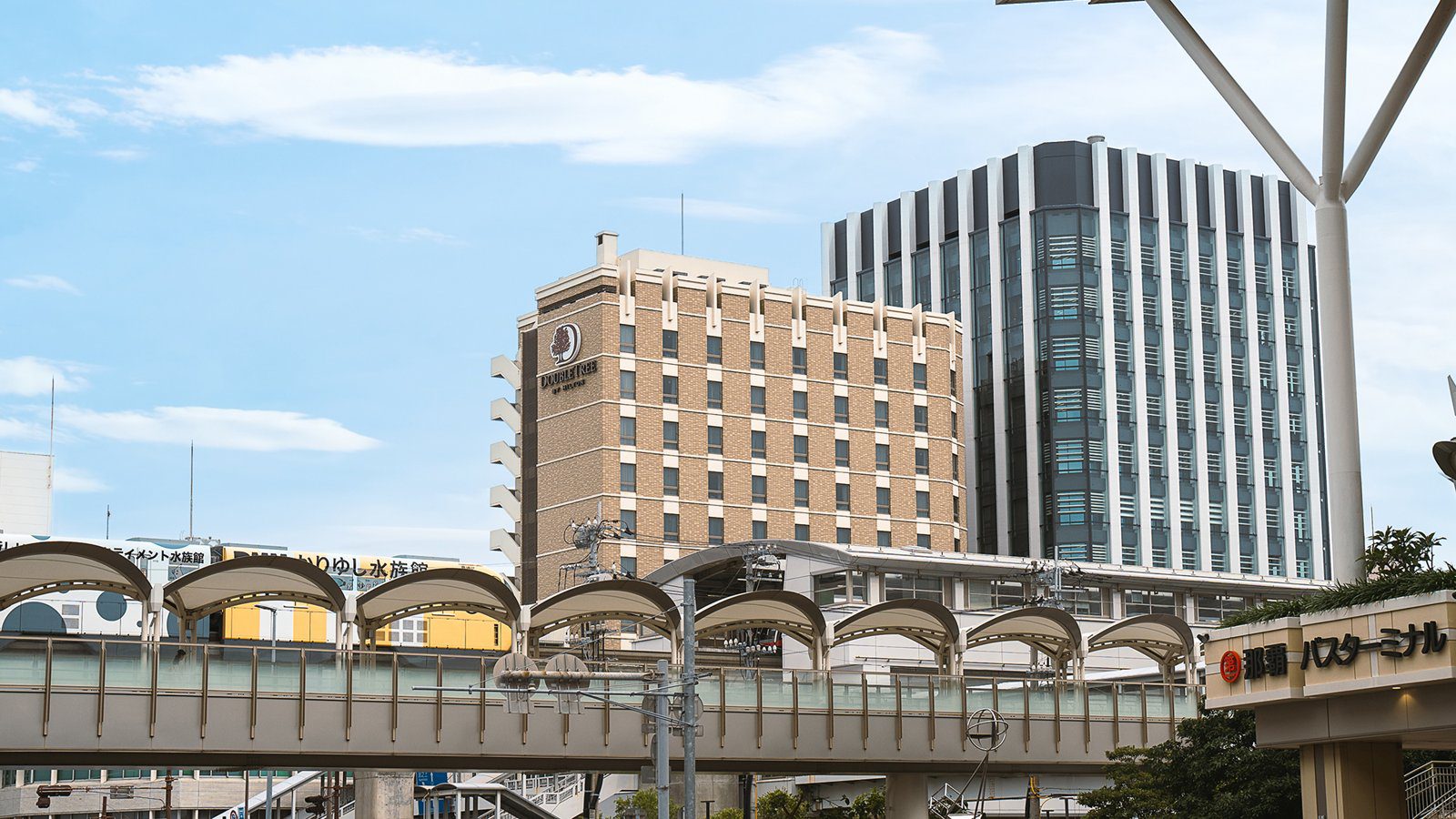 那霸希爾頓逸林酒店 旭橋站的單軌電車軌道、那霸巴士總站與飯店大樓
