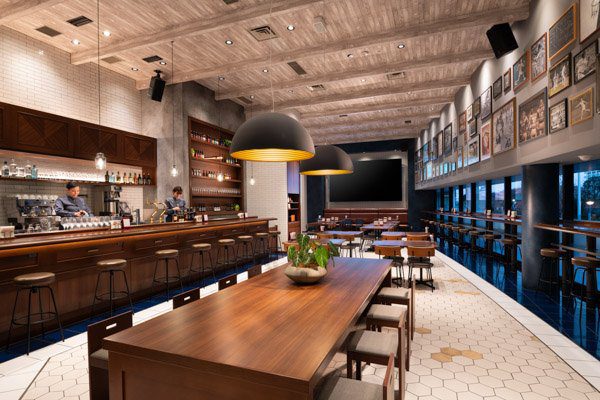 東京有明希爾頓逸林酒店 Brew33 Bar 的吧檯與長桌