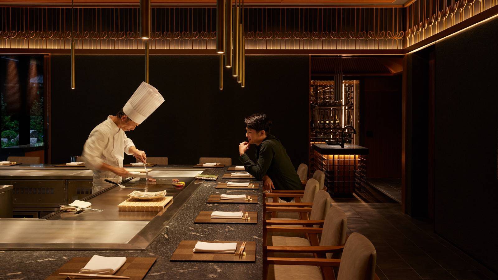 京都都喜天闕酒店 Kōyō 主廚吧台前料理中的主廚