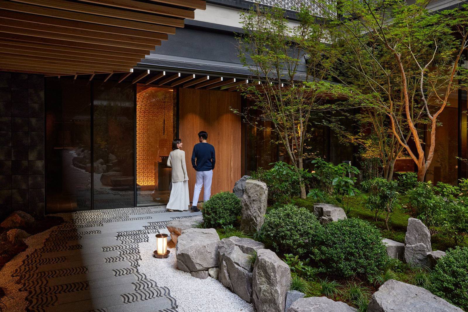 京都都喜天闕酒店 中庭的石景、白砂與植栽