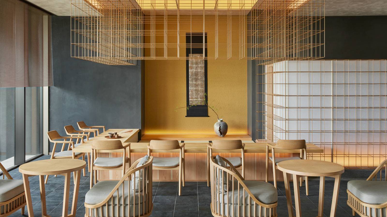 京都都喜天闕酒店 茶沙龍的圓桌座位與格柵天花