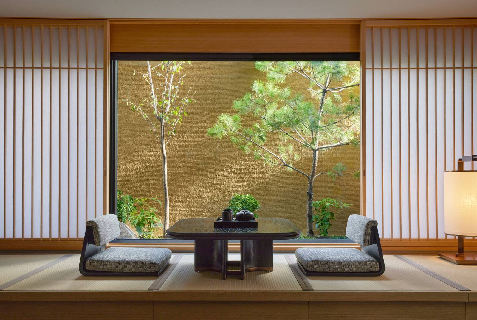京都都喜天闕酒店 Premier Suite 的榻榻米座位與庭院窗景