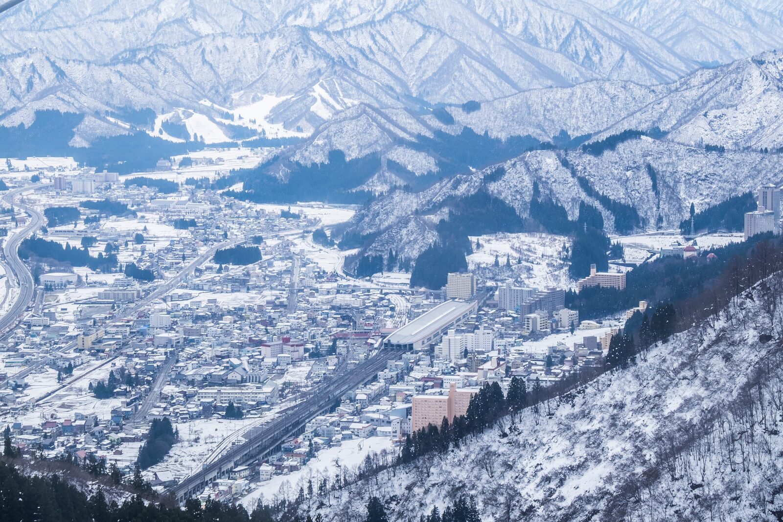 雪季越後湯澤車站周邊與山區街景
