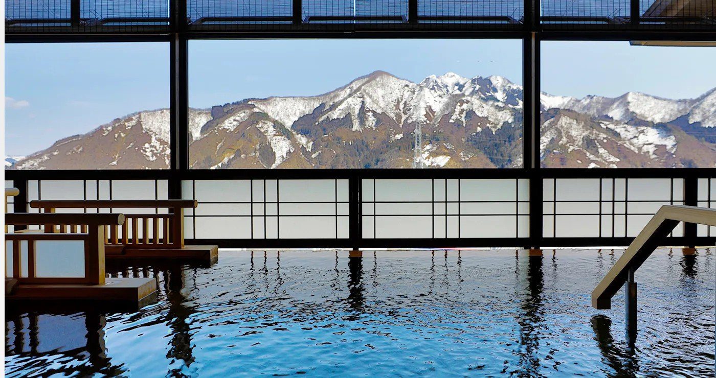越後湯澤溫泉 湯煙之宿 雪之花 頂樓大浴場內湯與窗外雪山