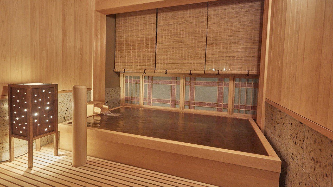 越後湯澤溫泉 湯煙之宿 雪之花 貸切風呂「檜乃湯」的方形檜木浴池