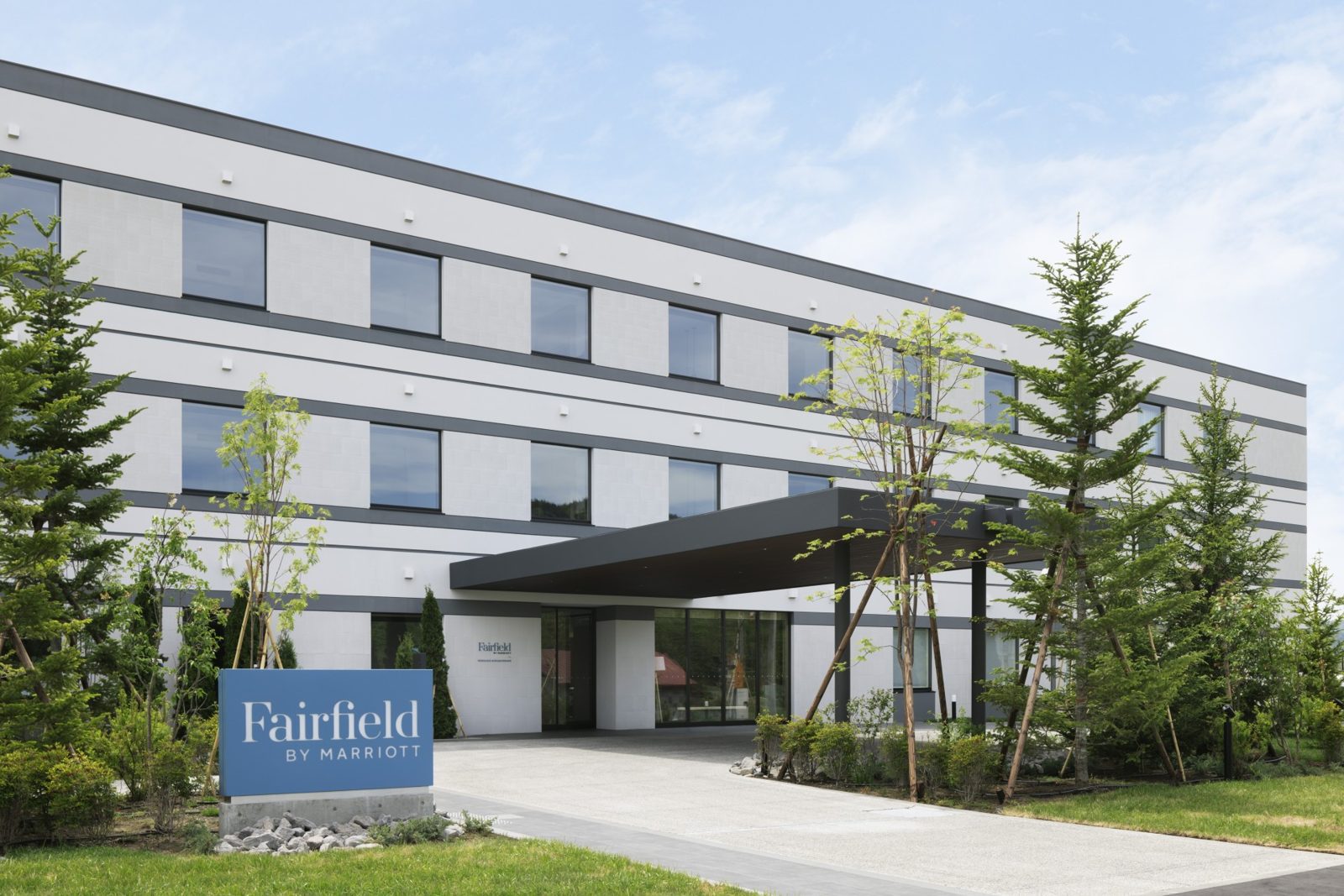 萬楓酒店 北海道南富良野的外觀與 Fairfield 招牌