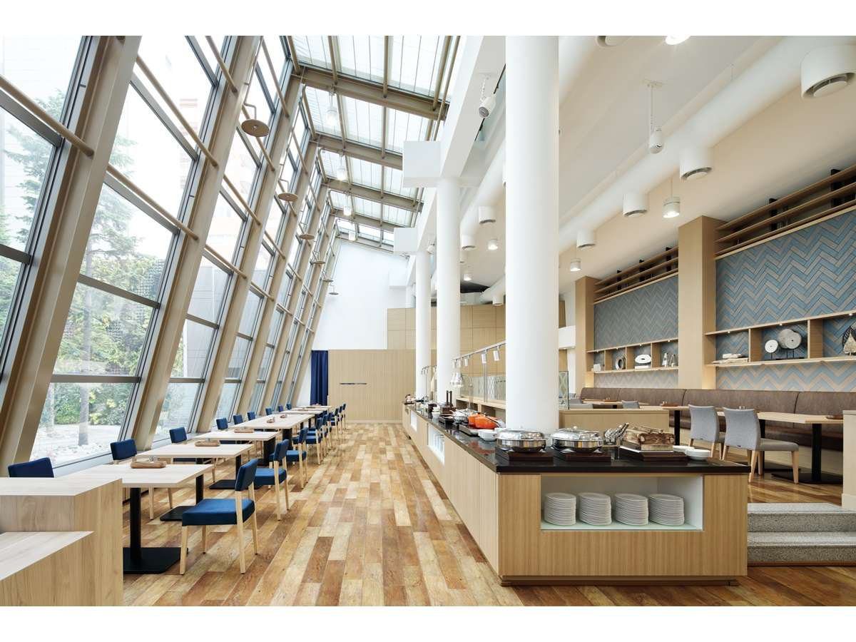 萬楓酒店 札幌 Restaurant LUONTO 挑高用餐區與自助餐檯