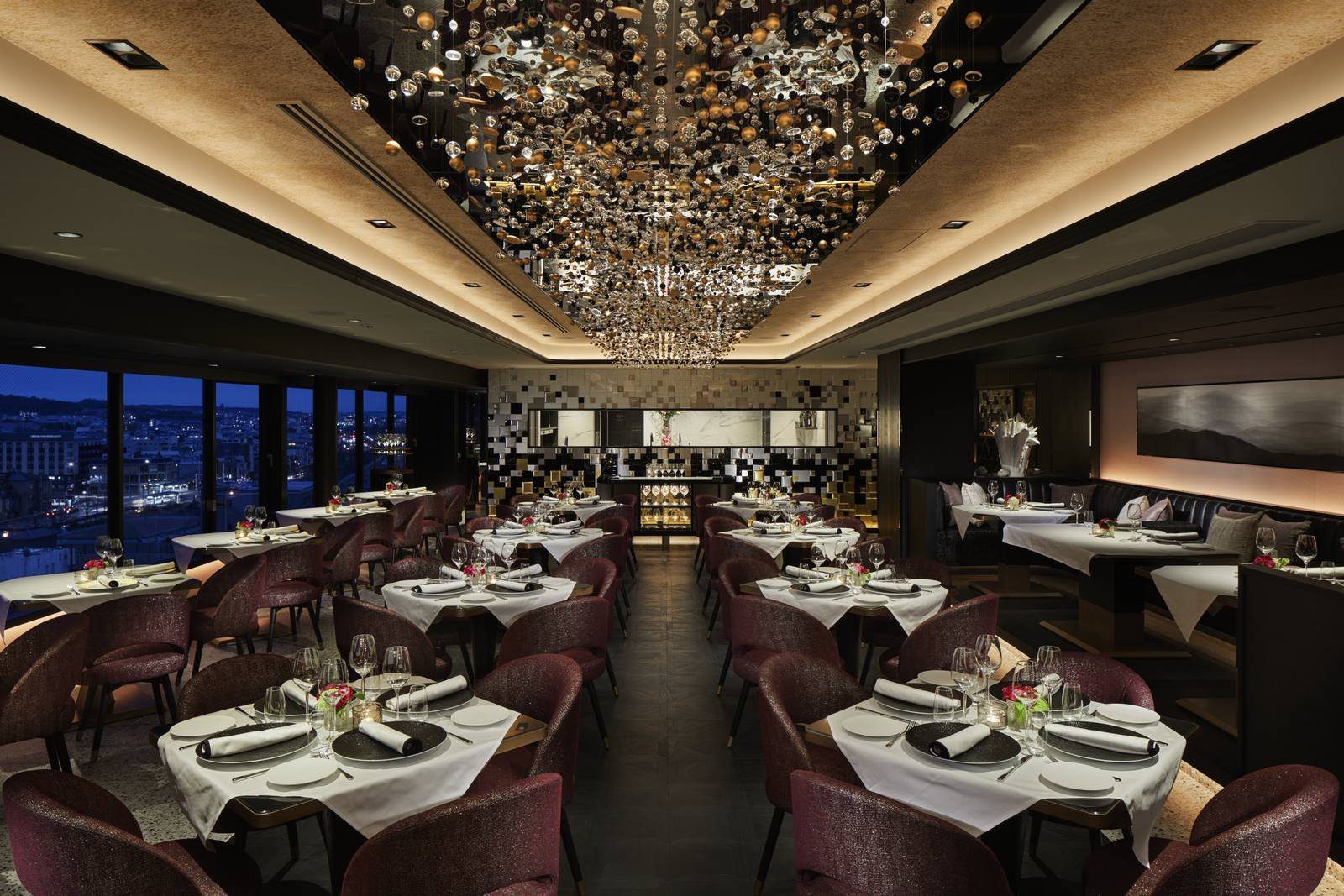 京都 FAUCHON 酒店 Grand Café 夜間的水晶吊燈與白桌巾用餐區