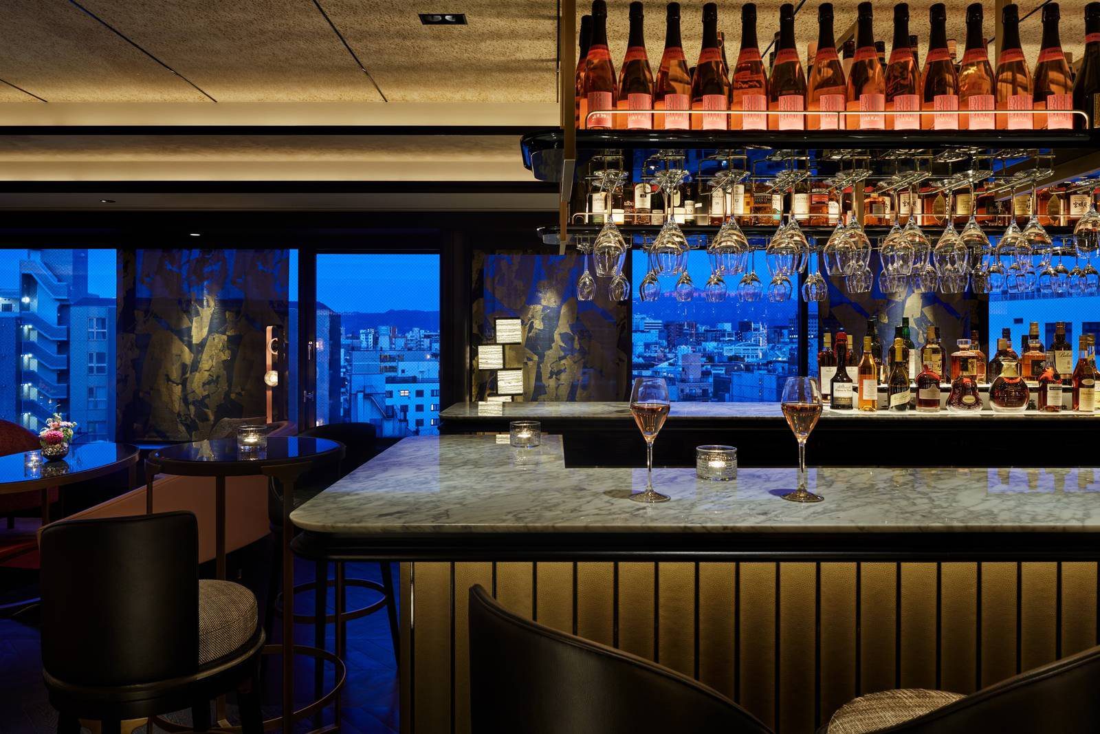 京都 FAUCHON 酒店 Le Bar 吧台與窗外入夜的京都街景