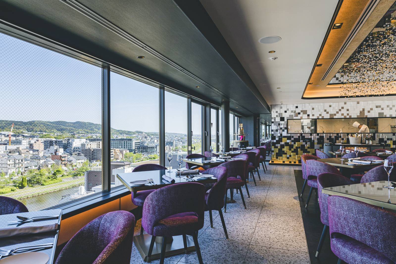 京都 FAUCHON 酒店 頂樓 Grand Café 白天的窗邊座位與鴨川、東山景色