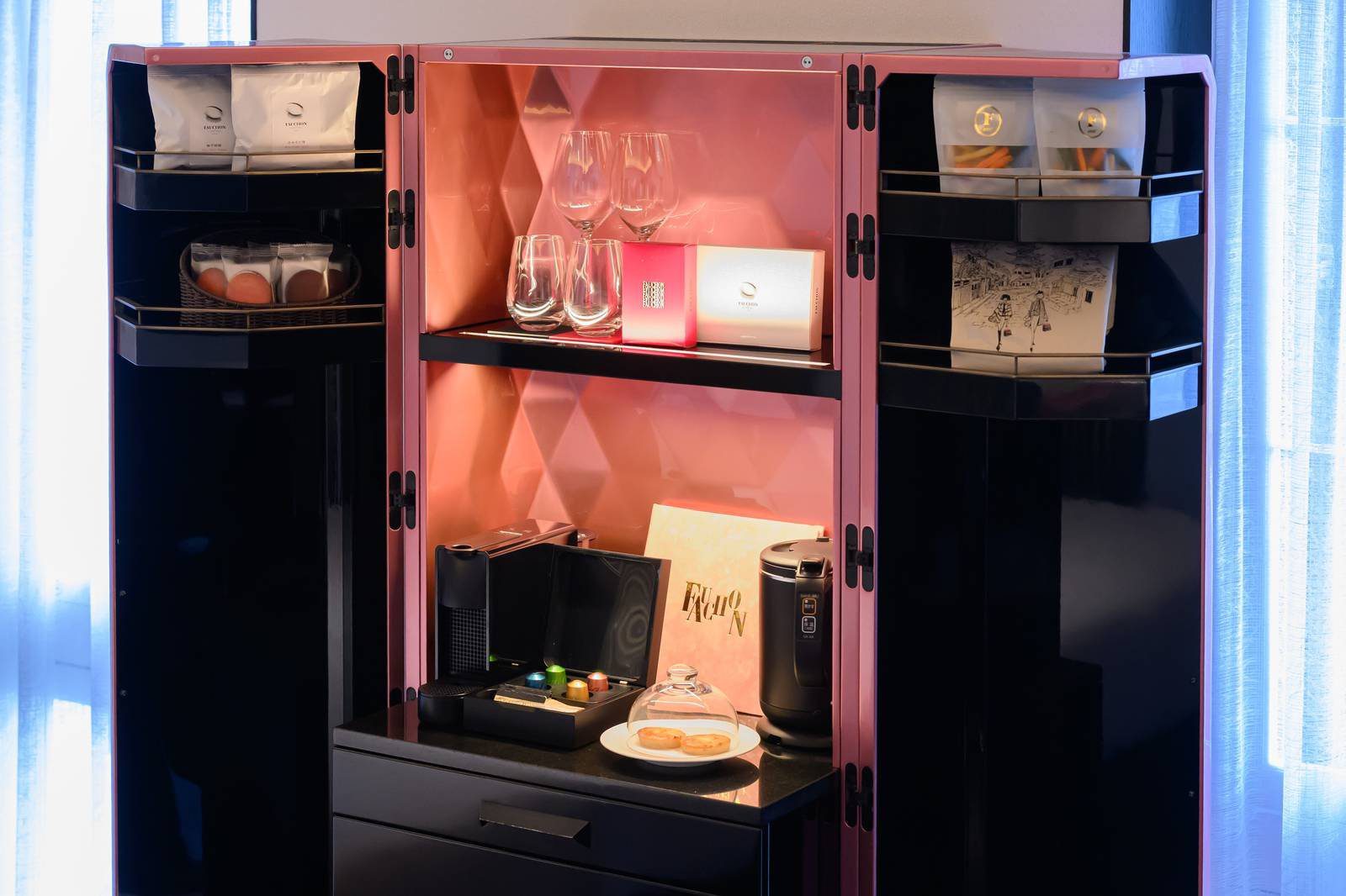 京都 FAUCHON 酒店 客房內打開的粉紅 Gourmet Bar 櫃與 FAUCHON 點心