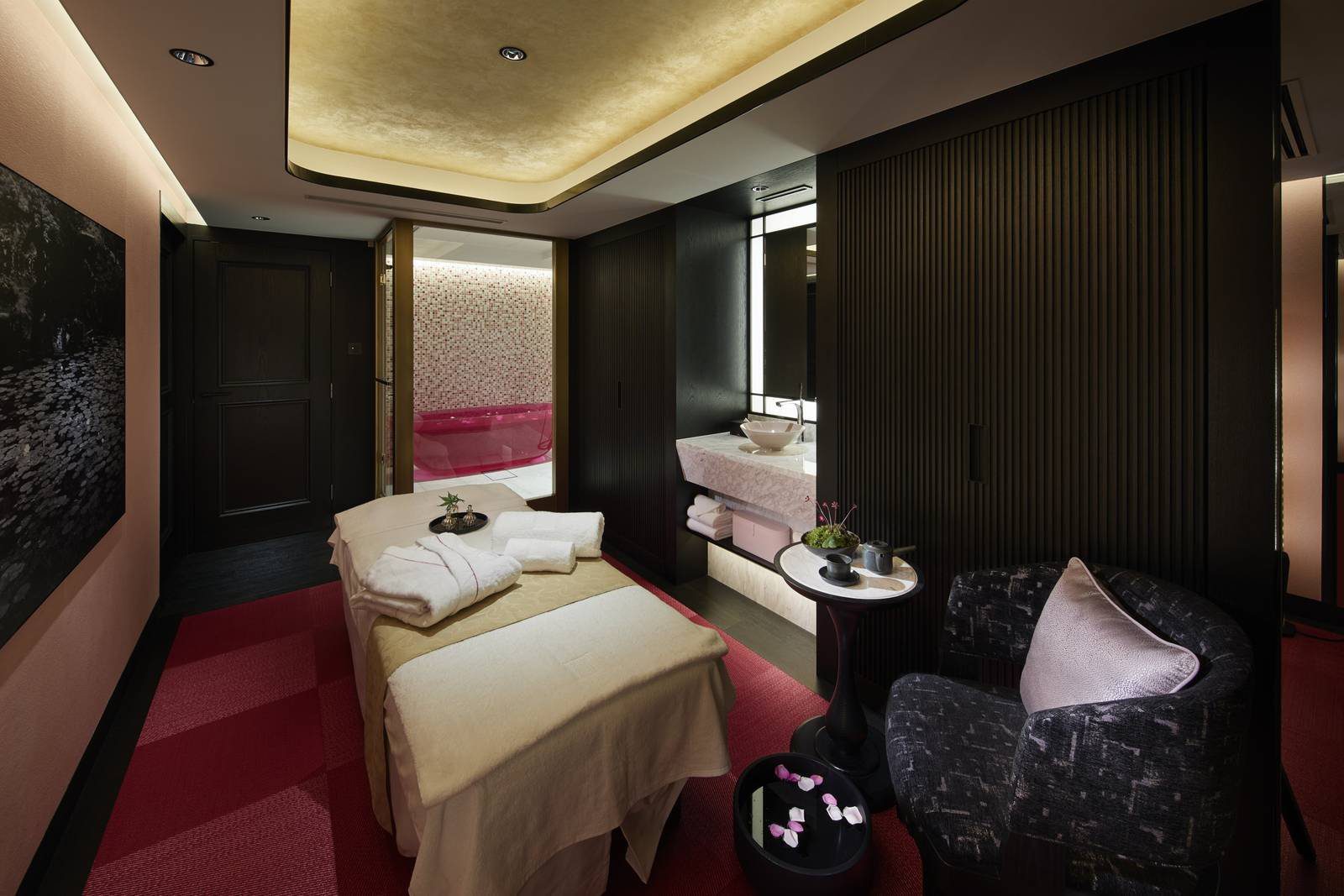 京都 FAUCHON 酒店 Le Spa FAUCHON 的療程床與粉紅色療程室