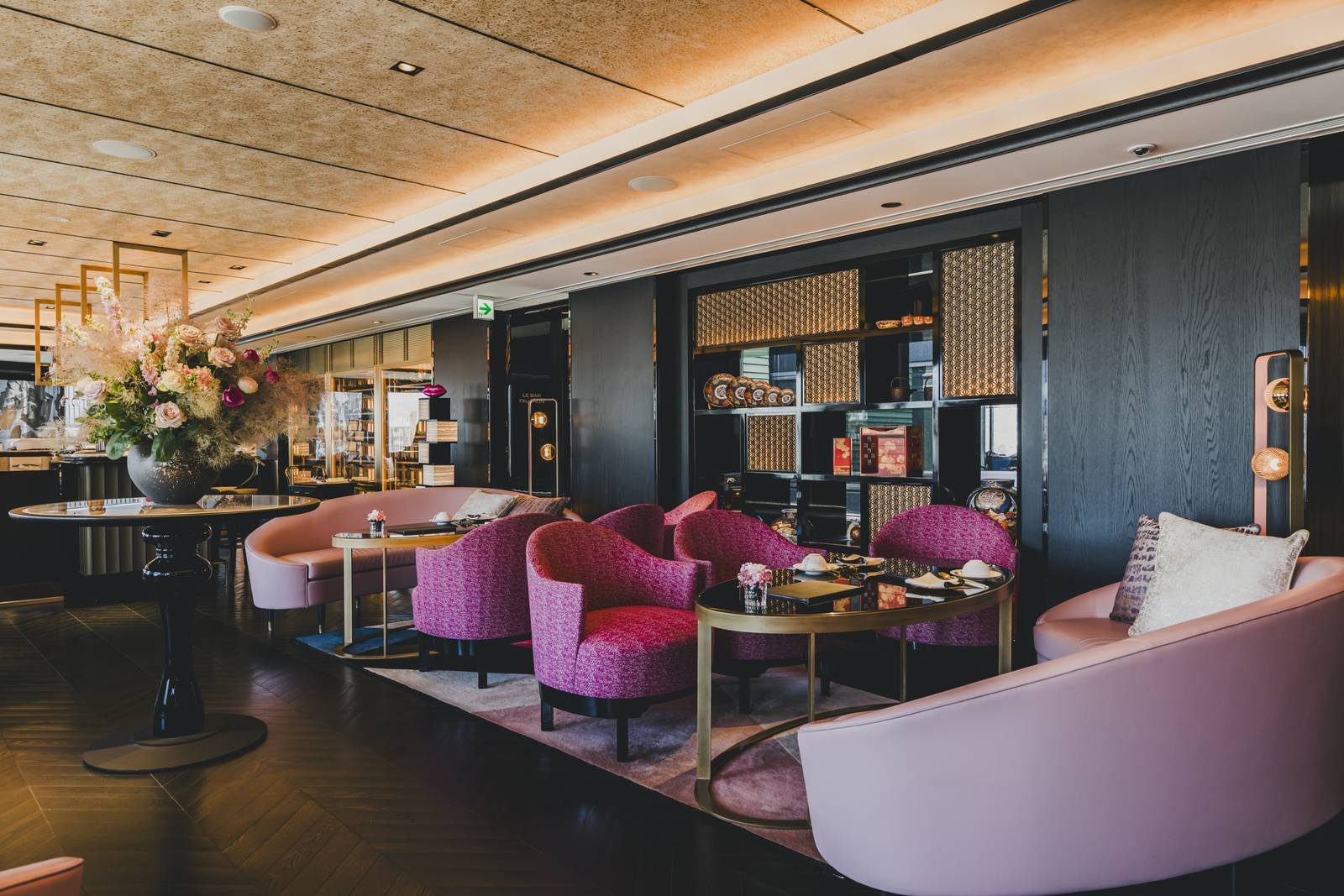 京都 FAUCHON 酒店 Salon de Thé 的粉紅沙發與桃紫色扶手椅
