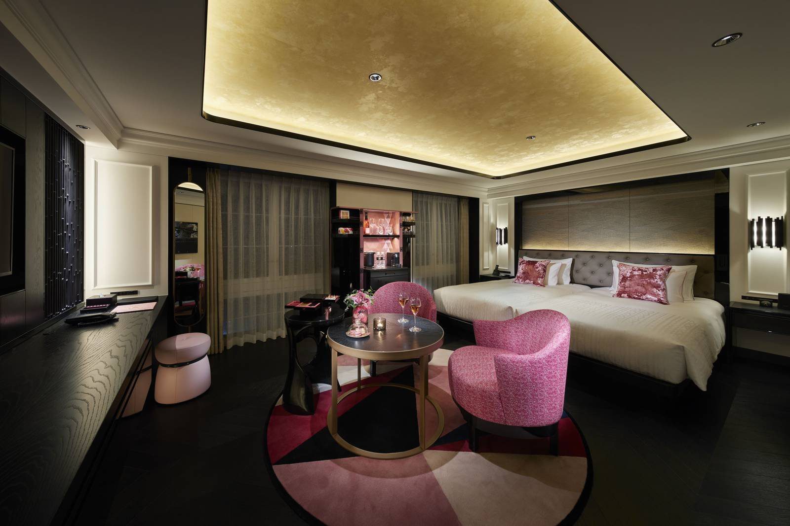 京都 FAUCHON 酒店 Superior 客房的床與粉紅扶手椅