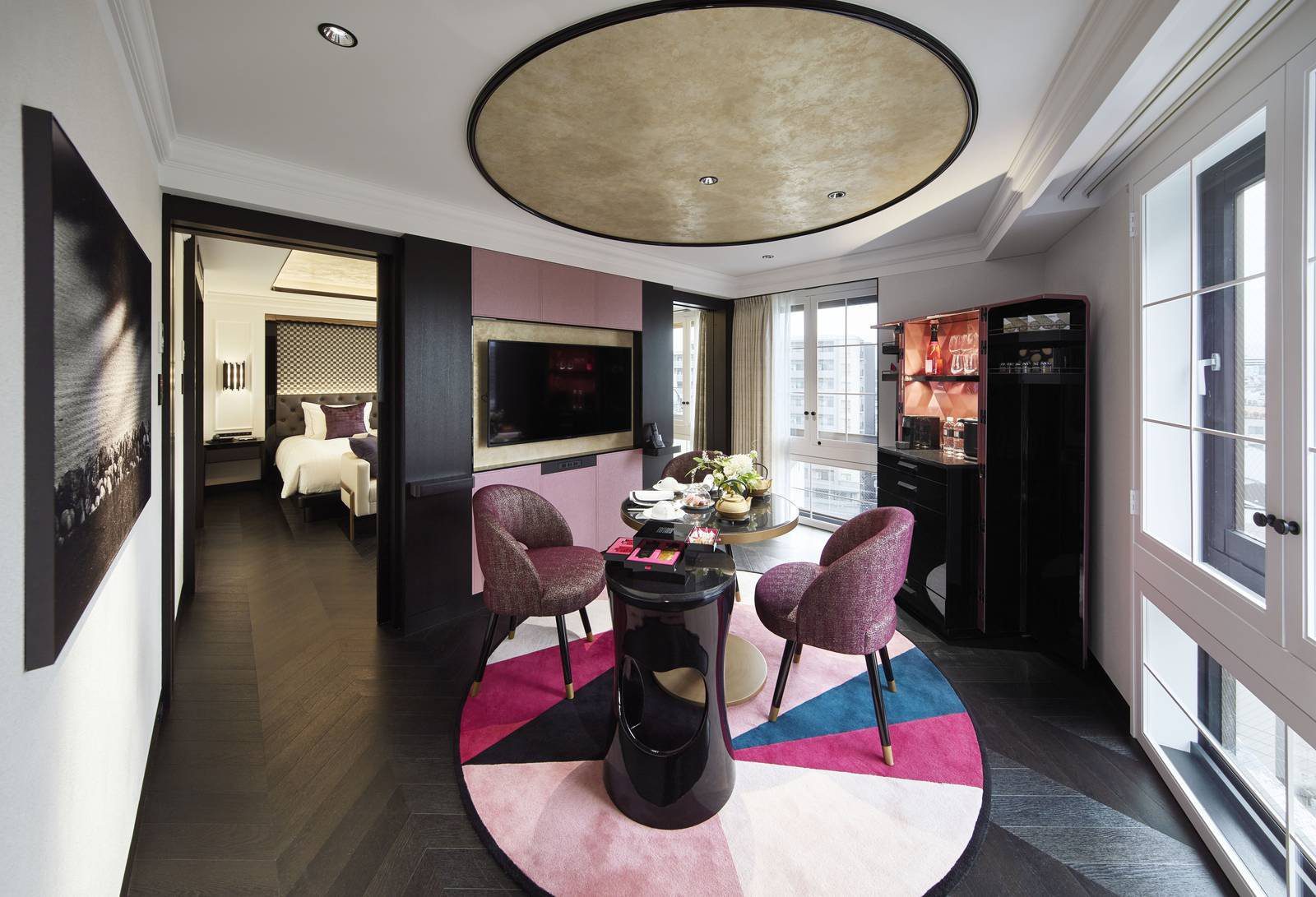 京都 FAUCHON 酒店 Suite 套房的起居區與幾何圖案地毯
