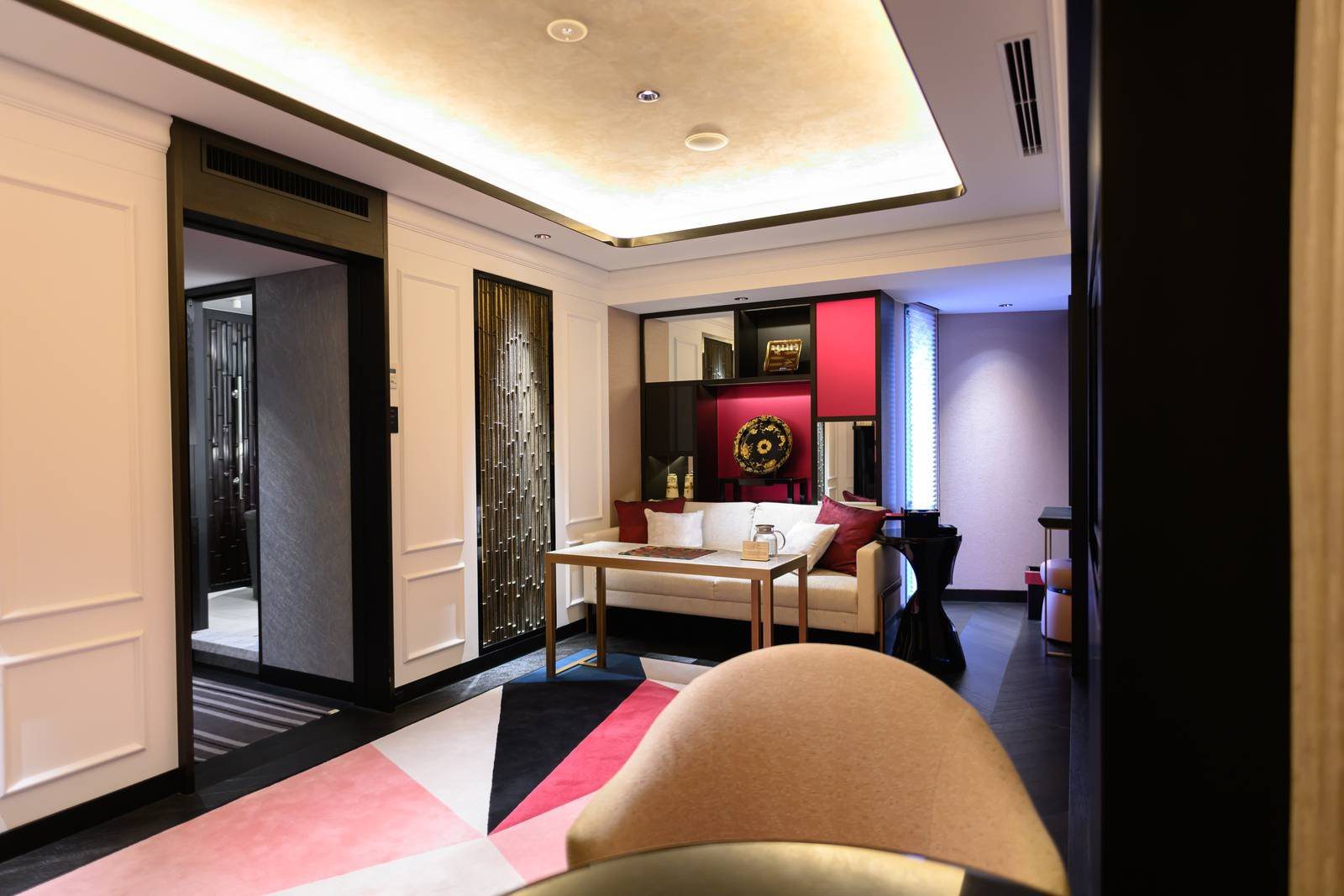 京都 FAUCHON 酒店 FAUCHON Suite 的起居空間與紅色收納櫃