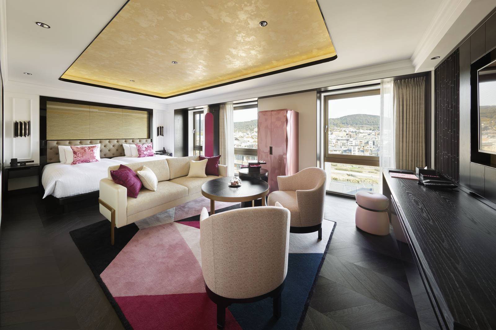 京都 FAUCHON 酒店 Deluxe 客房的大床、沙發區與窗外京都市景