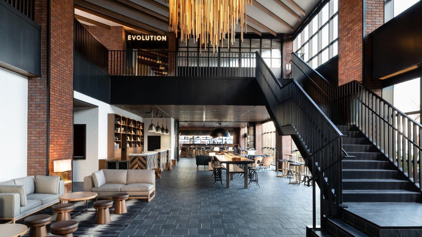 名古屋中部國際機場福朋喜來登酒店 大廳與通往 EVOLUTION 的樓梯
