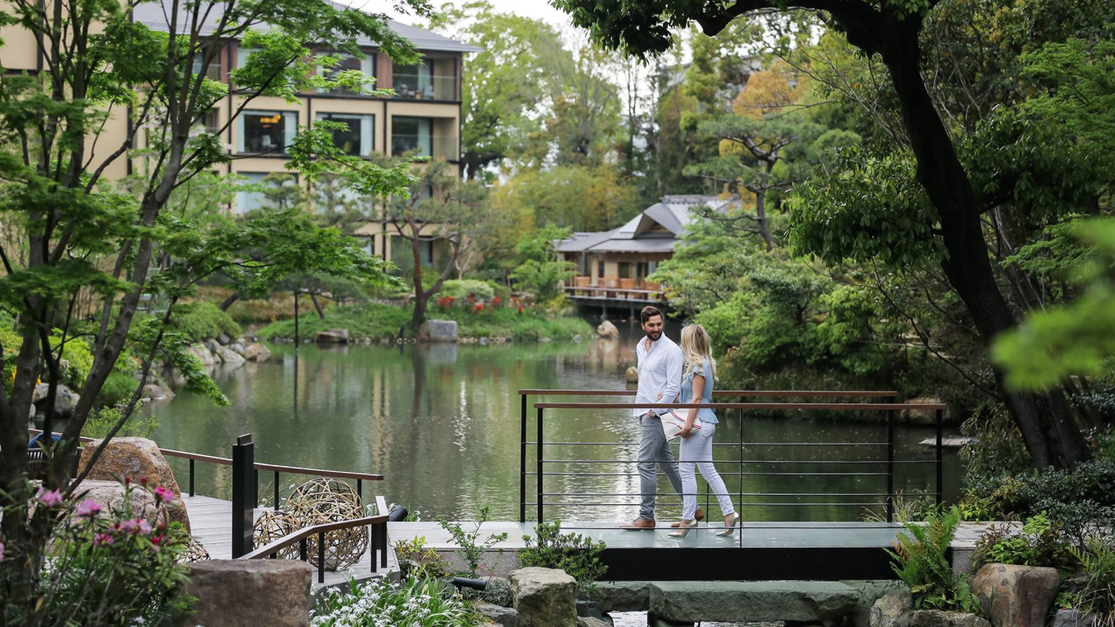 京都四季酒店 積翠園池上的木橋與飯店建築