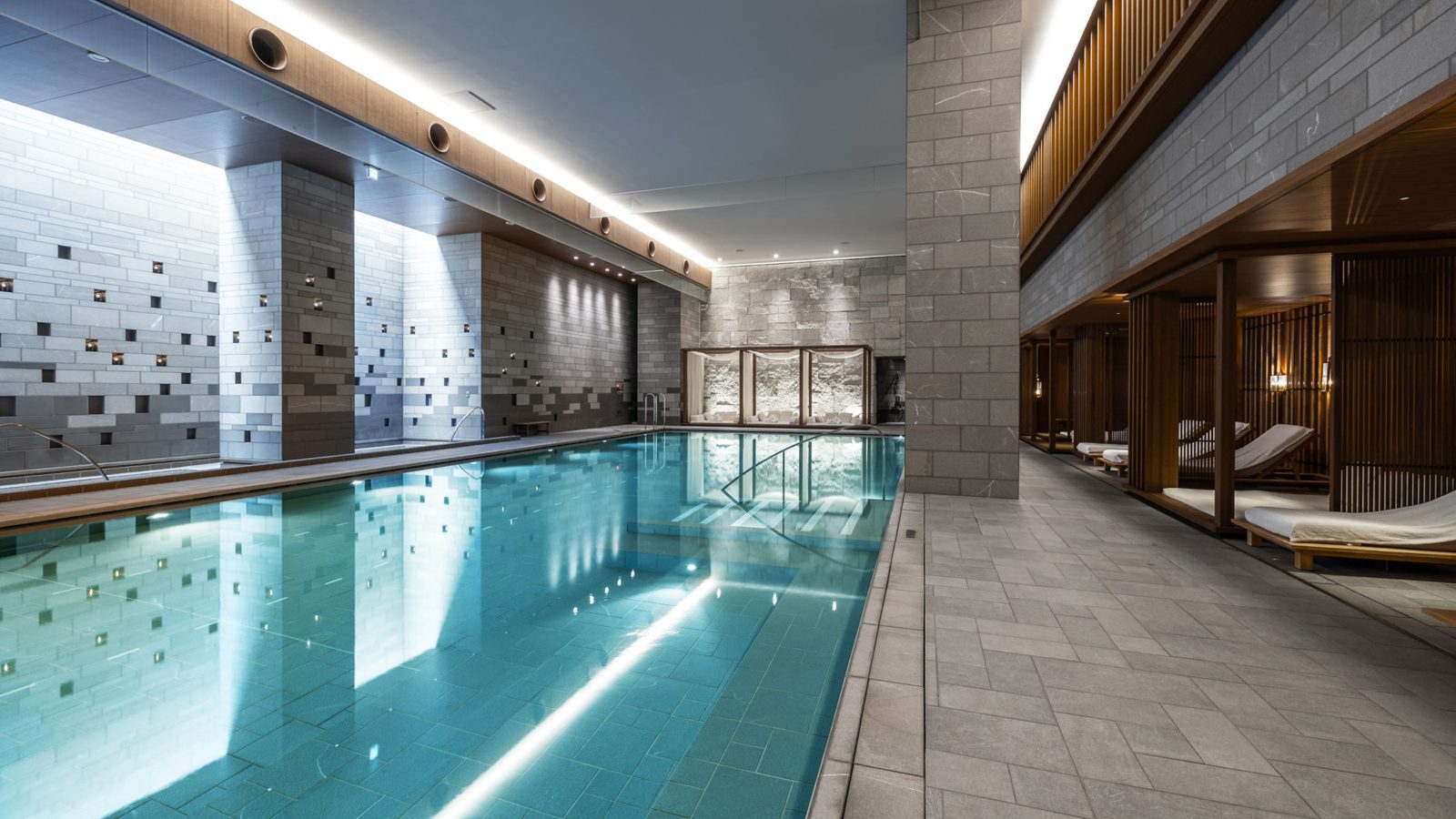 京都四季酒店 兩層樓的 SPA 與 20 公尺室內泳池