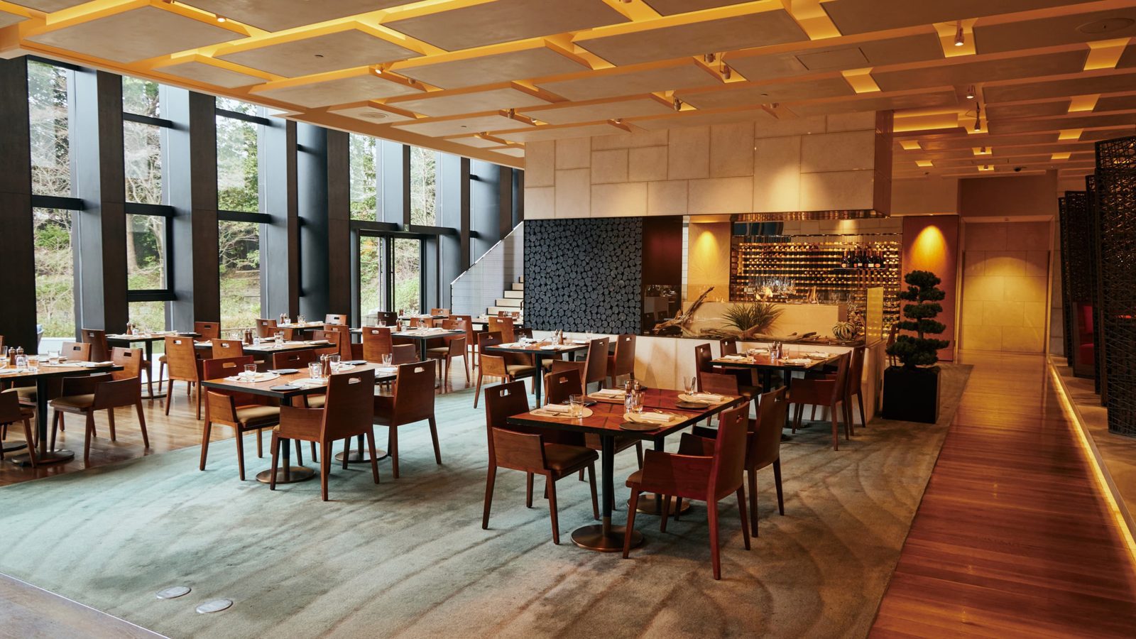京都四季酒店 EMBA KYOTO GRILL 的用餐空間