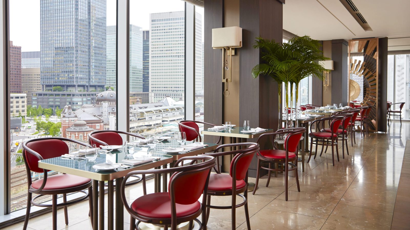 東京丸之內四季酒店 MAISON MARUNOUCHI 的用餐空間