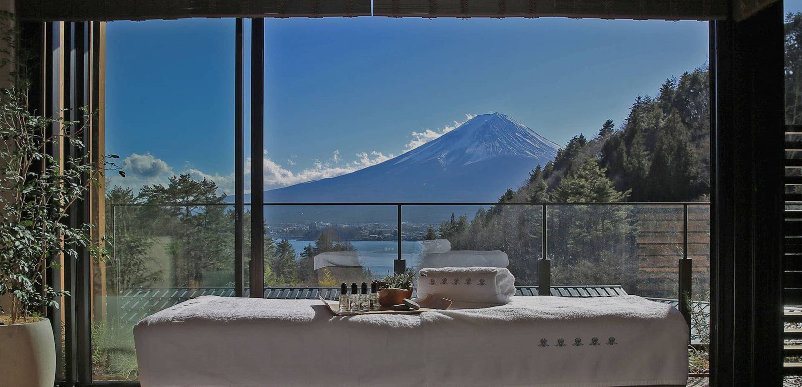 馥府 河口湖 面向富士山的 Spa 施術床