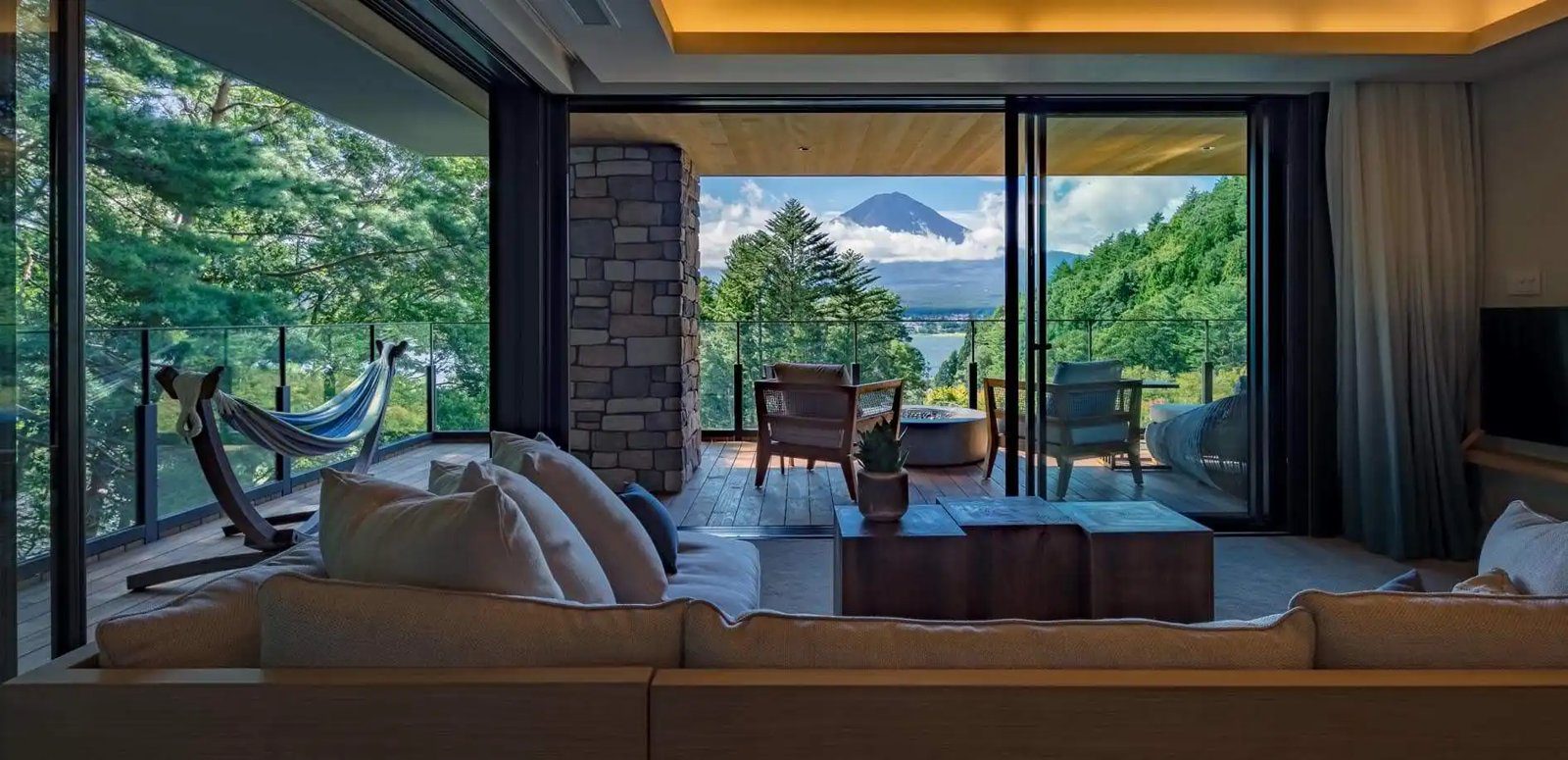 馥府 河口湖 附吊床的套房客廳與富士山景