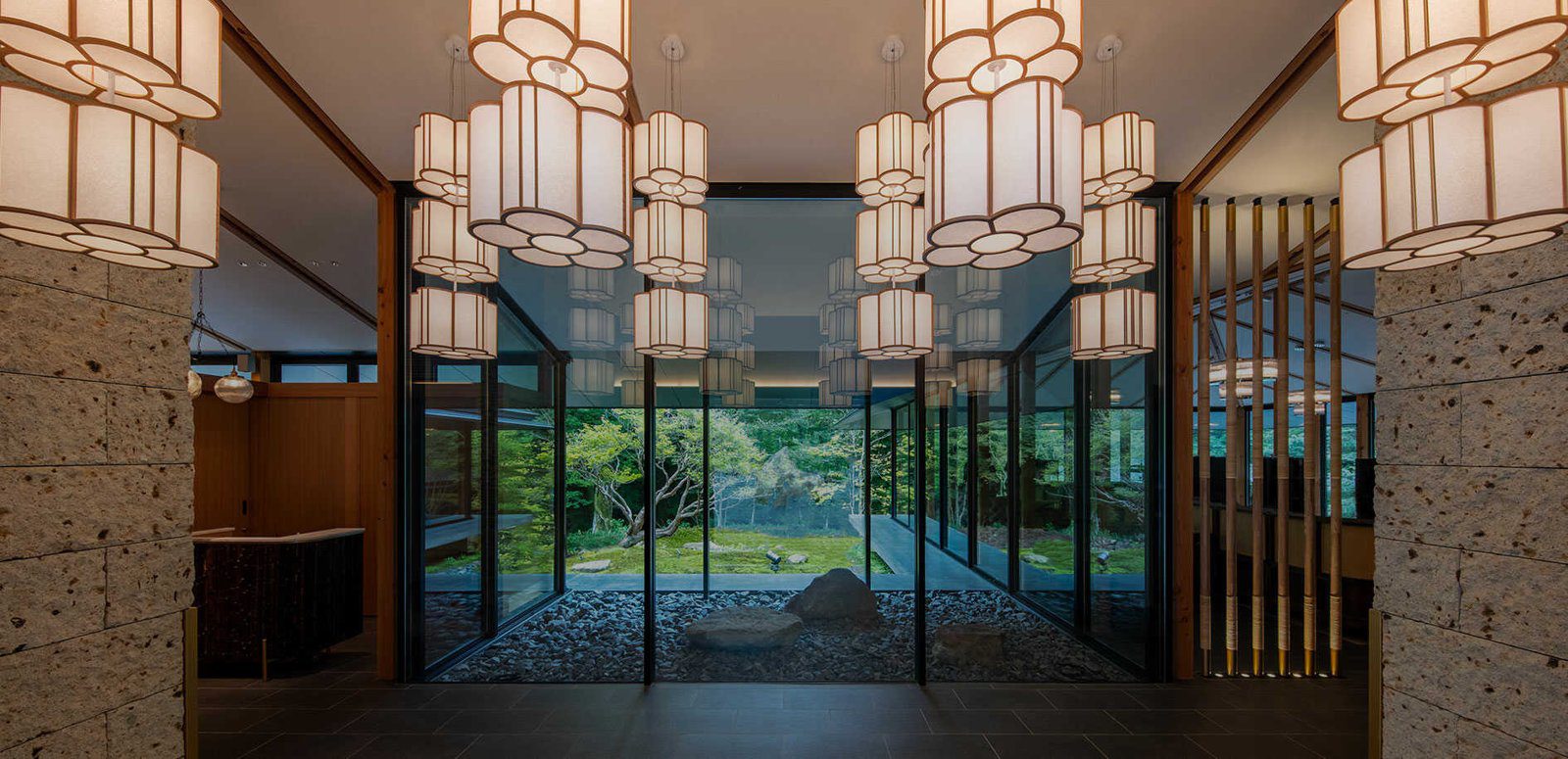 馥府 日光 燈籠吊燈與中庭的館內空間