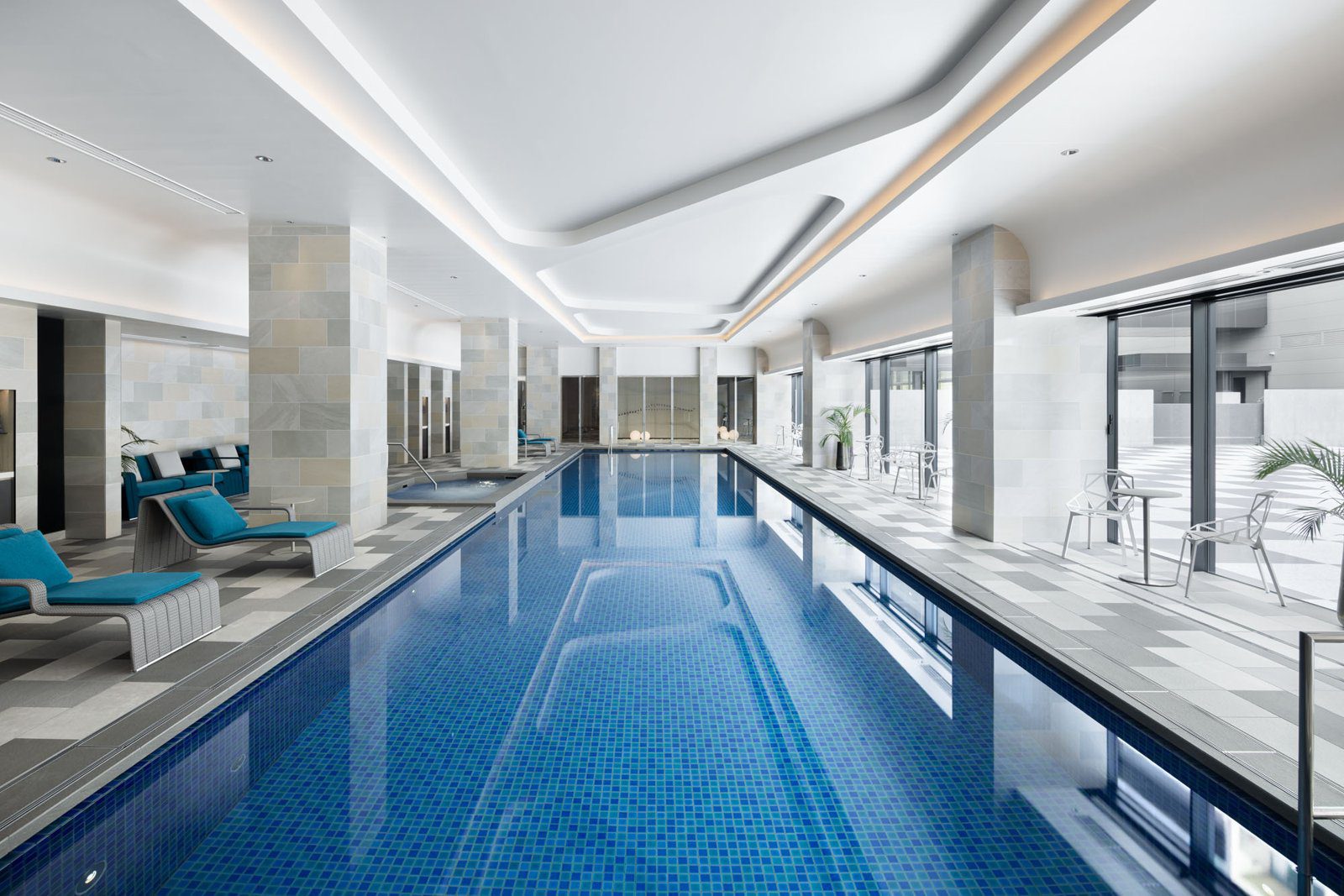 富士賽車場飯店 Omika Wellness & Spa 的室內泳池