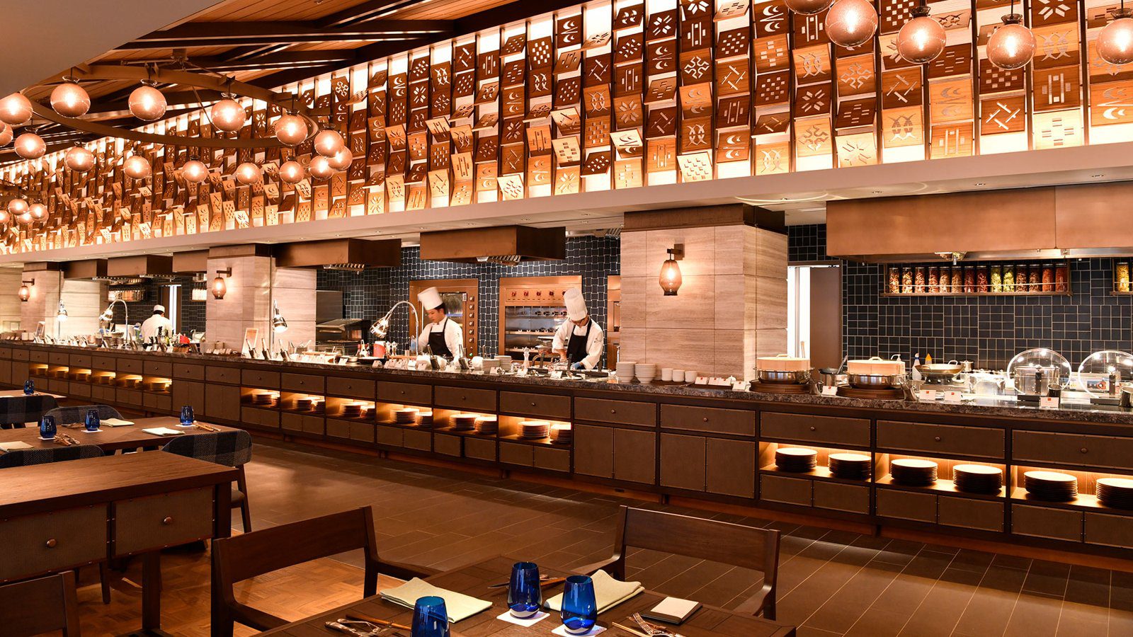 石垣島 富崎海灘渡假酒店 ISHIGAKI BOLD KITCHEN 的開放式料理台與座位