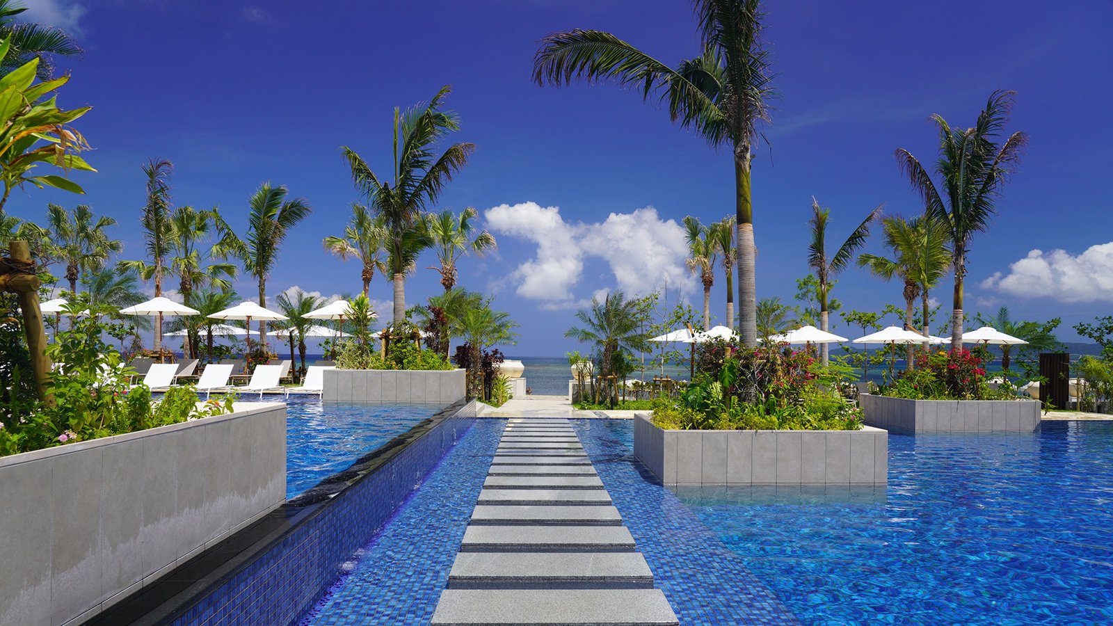 石垣島 富崎海灘渡假酒店 沿海灘配置的 Beach Side Pool 與池中步道