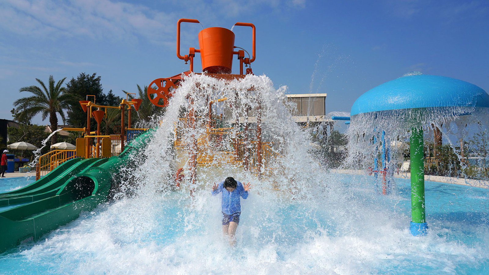 石垣島 富崎海灘渡假酒店 Splash Park 的大水桶潑水與滑水道