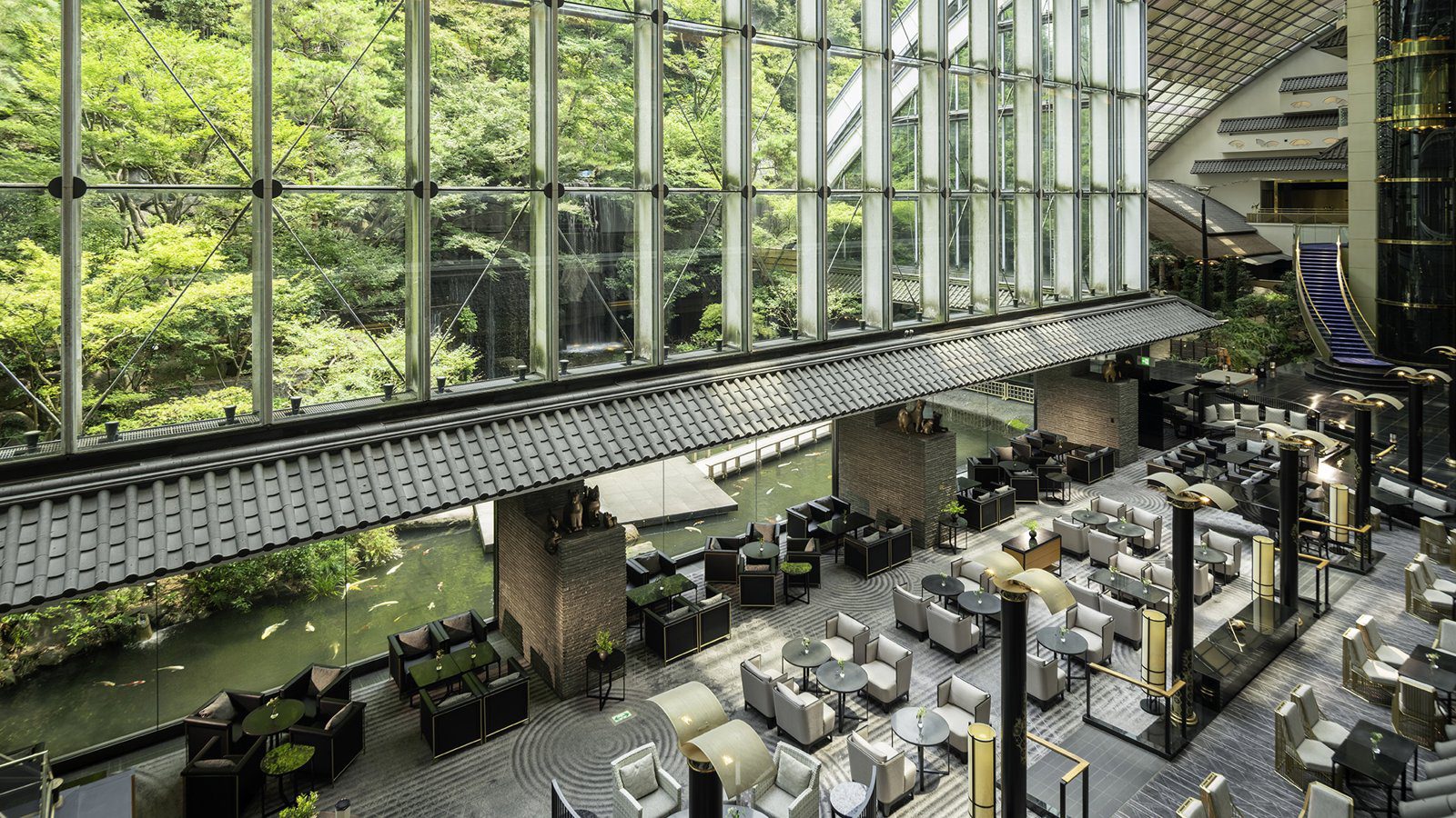 東京雅敘園酒店 玻璃挑高中庭旁的用餐區