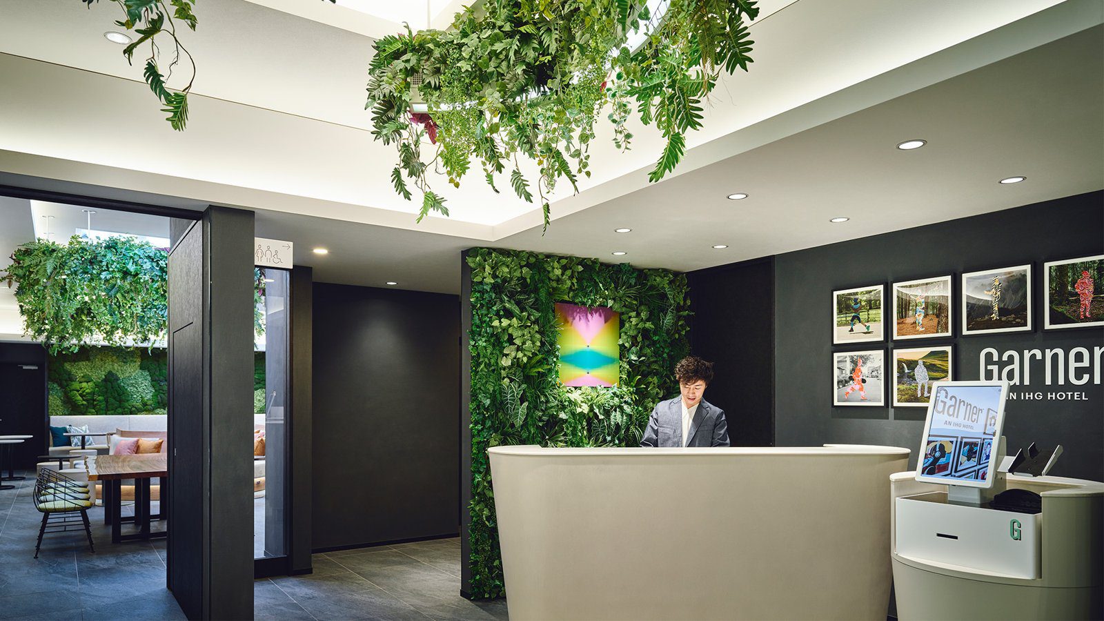 大阪本町北船場 Garner 酒店 綠植牆旁的 1 樓櫃檯