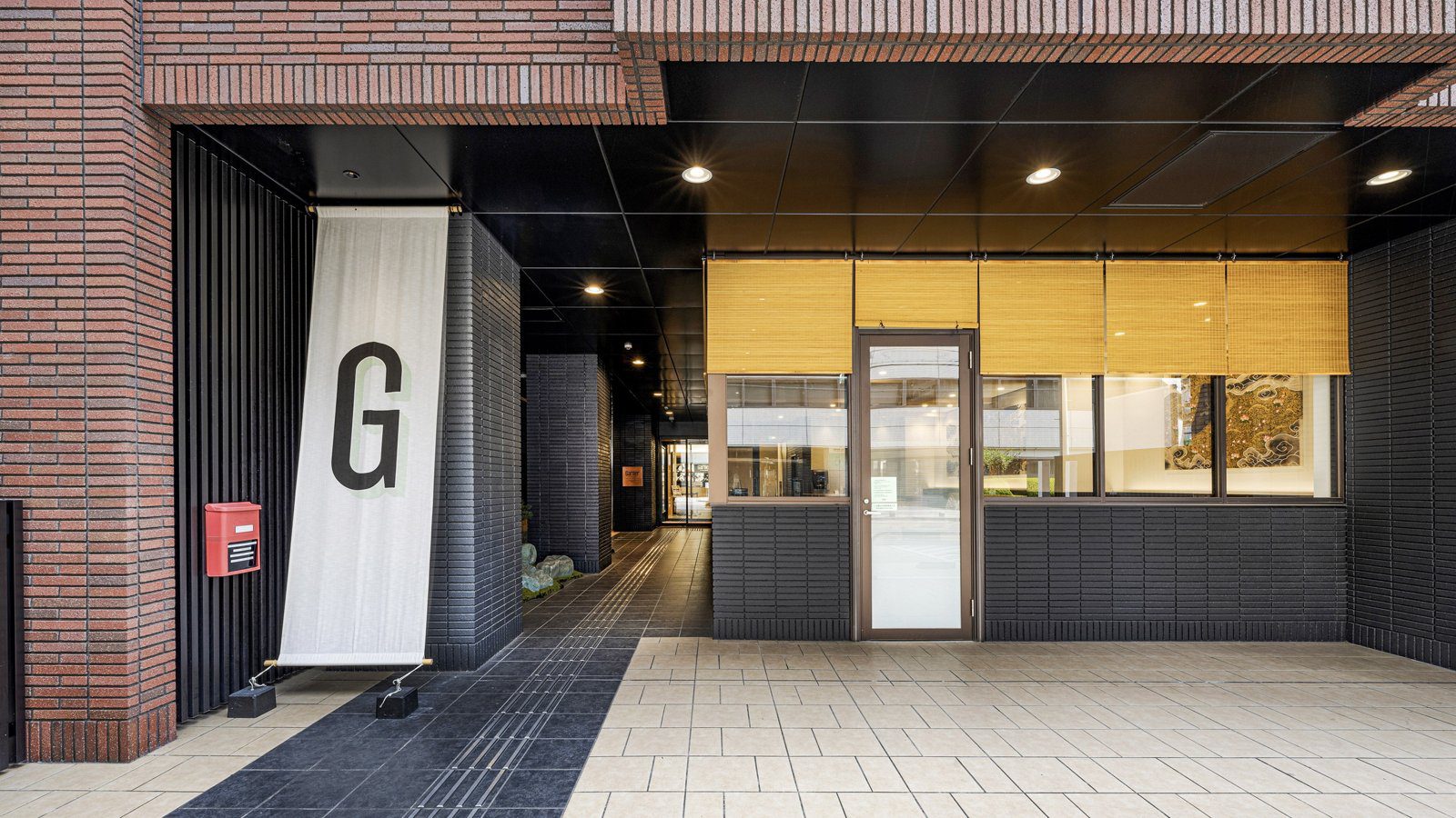 大阪本町御堂筋 Garner 酒店 掛著 G 字布幔的入口通道