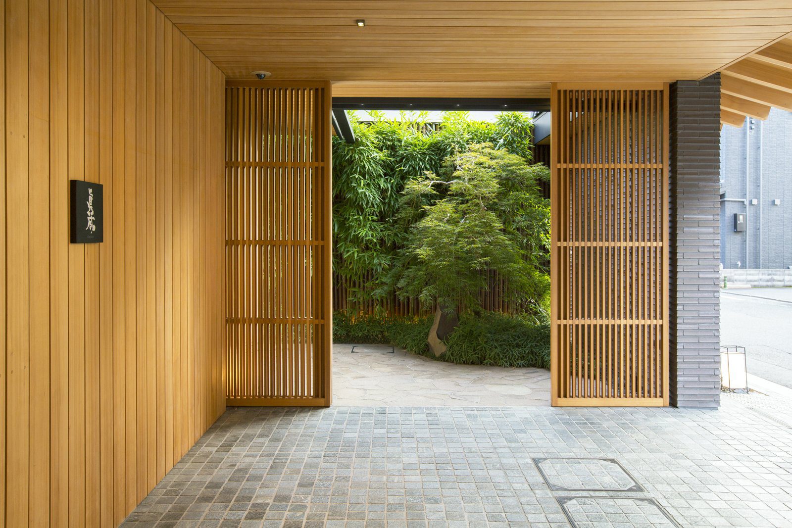 Garrya 二條城 京都 木格門後的庭園入口