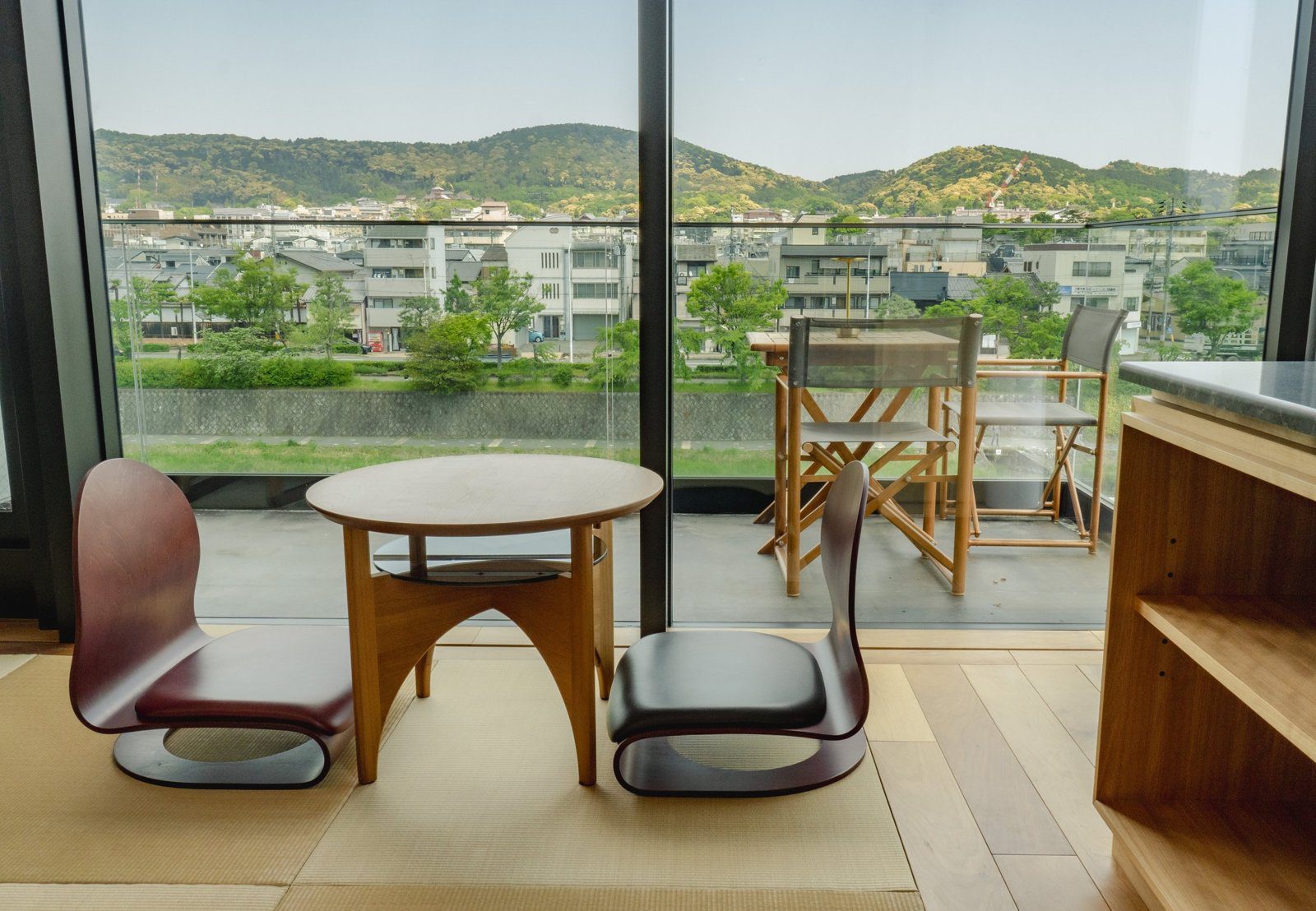 源氏京都 Genji Kyoto 榻榻米空間與鴨川窗景