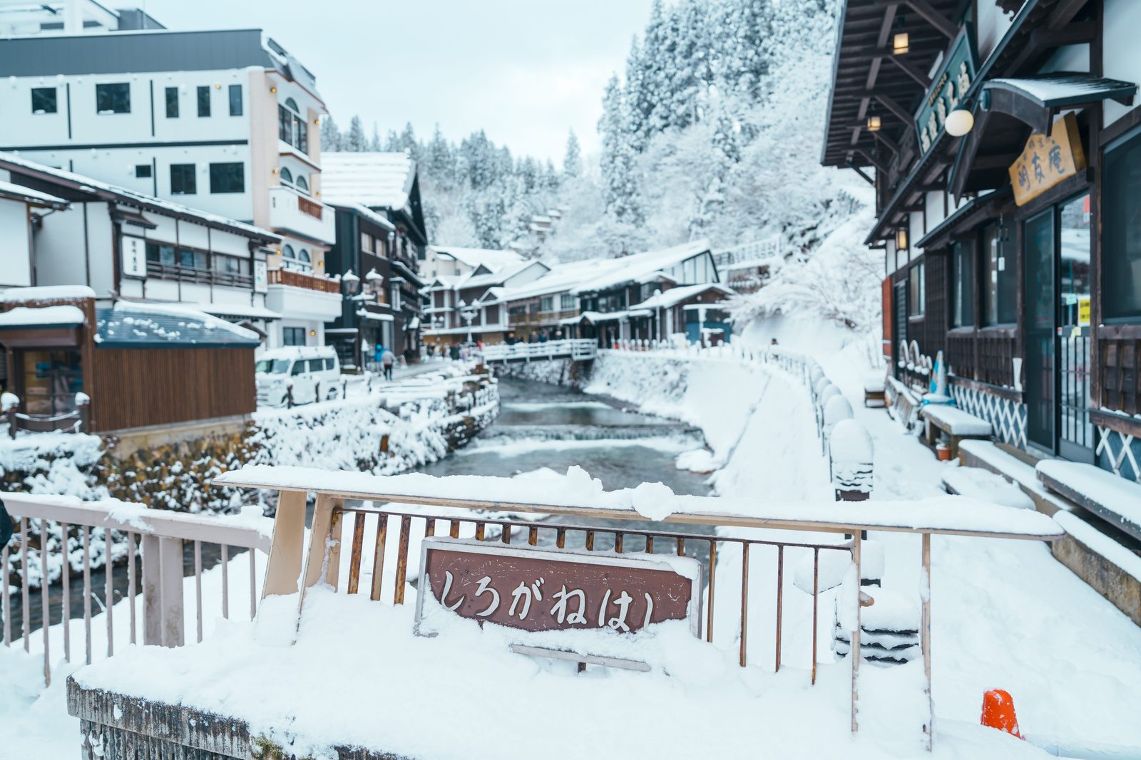 覆雪的銀山溫泉白銀橋名牌與溫泉街入口雪景