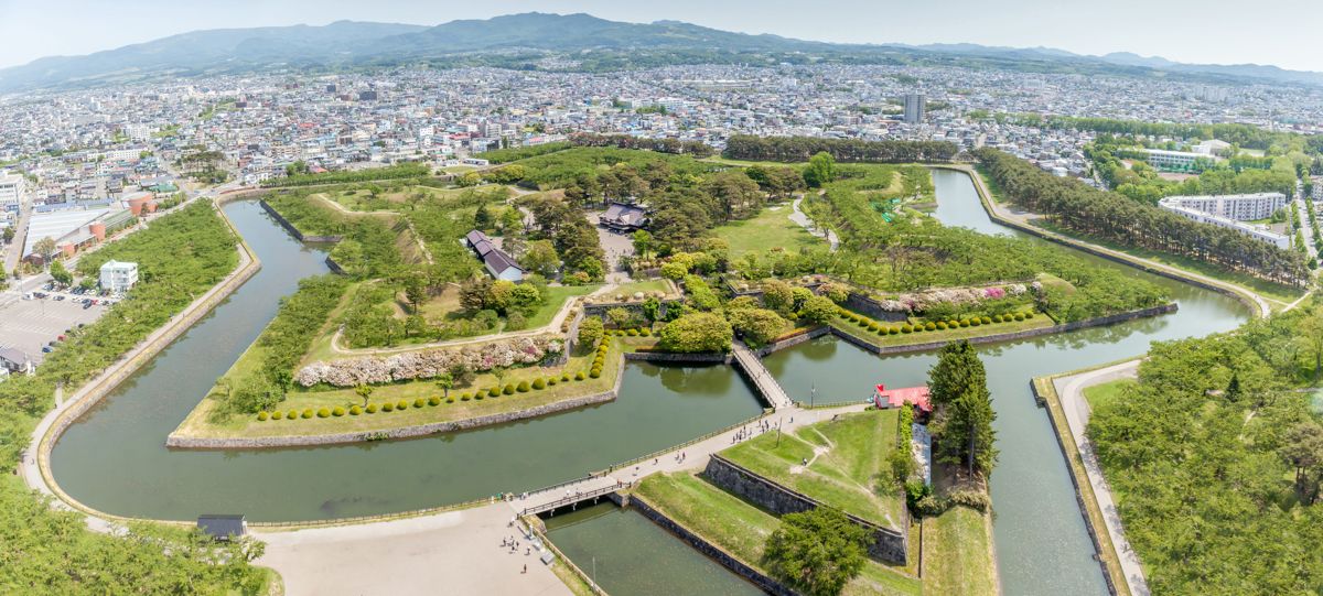 從五稜郭塔俯瞰星形城郭與函館市街