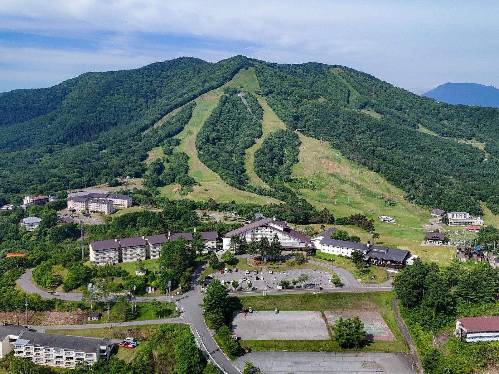 鳥取大山度假大飯店 度假村建築外觀晴空大景